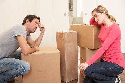 Unpacking assistance with labelled boxes for a local move